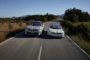 BMW新世代智舱“巨幕”展台首“秀”上海车展，三大首创技术亮相