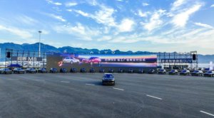 家庭组团现场提车，问界M8用4天交车周期重构豪车游戏规则